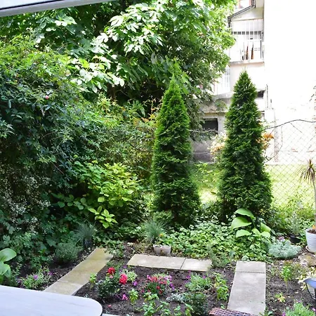 Center With A Backyard Апартаменты *